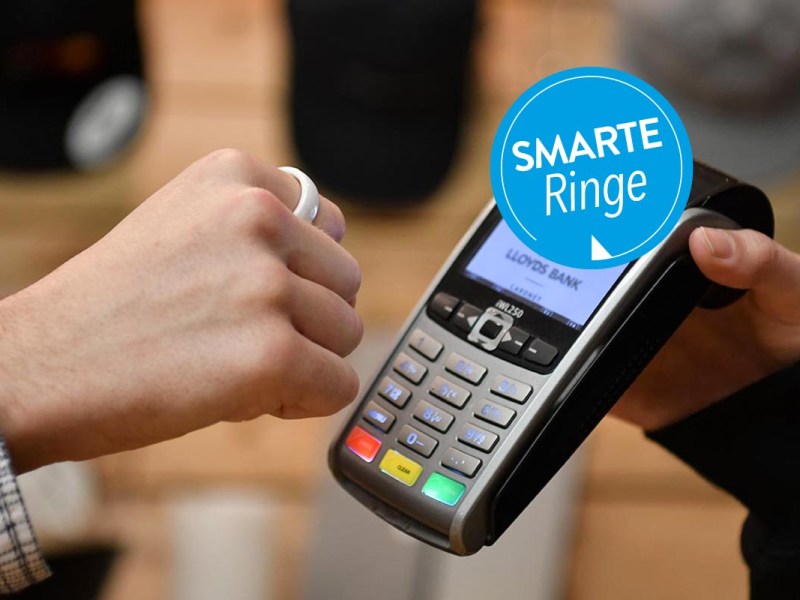 An einem Finger getragener smarter Ring, mit dem bezahlt wird.