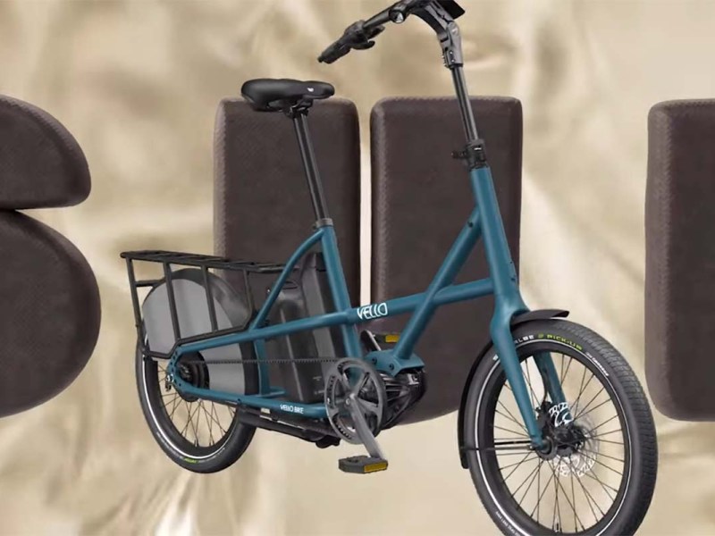 Cargo-E-Bike vor einem braunen Hintergrund, der die Buchstaben S U B zeigt