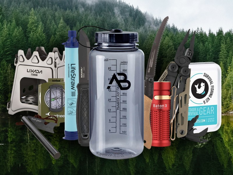 Survival-Produkte vor einem Wald