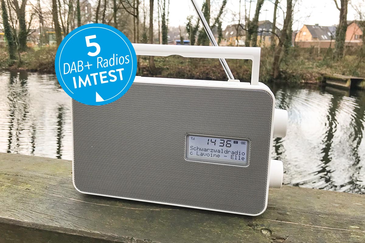DAB-Radio auf einem Holzbalken stehend.