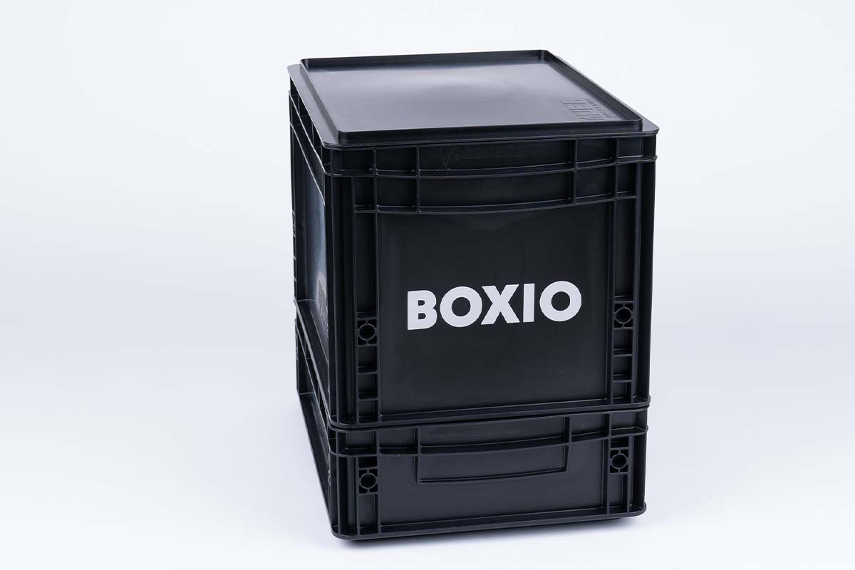 Trenntoilette in einer schwarzen Eurobox