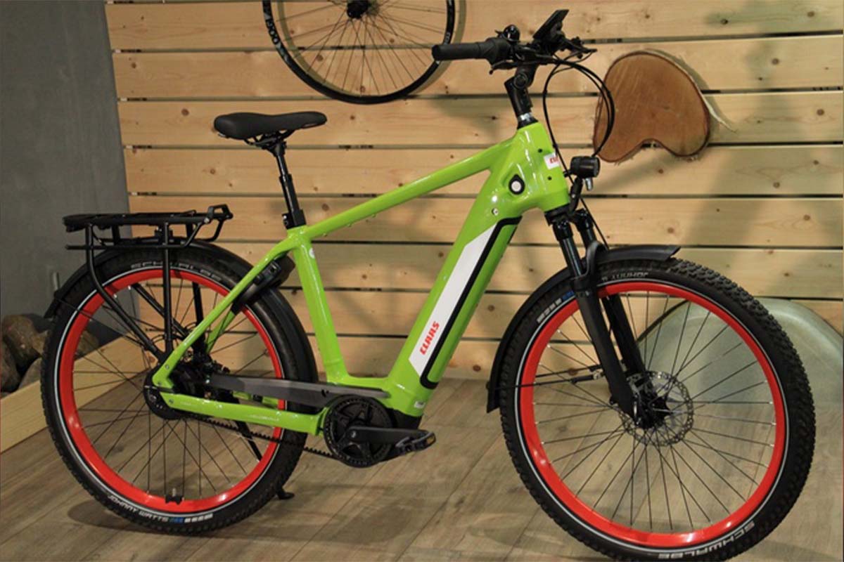 grünes E-Bike, welches offensichtlich in einem Fahrradgeschäft steht