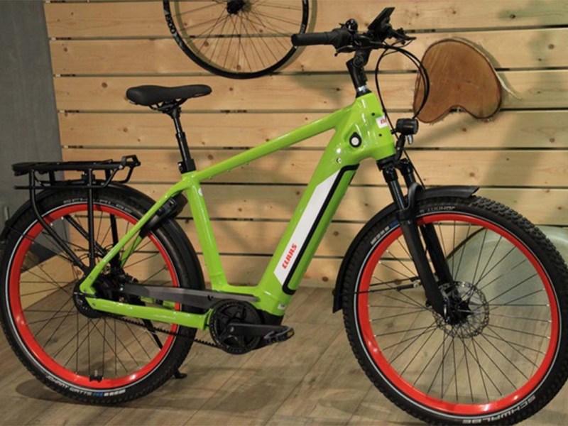 grünes E-Bike, welches offensichtlich in einem Fahrradgeschäft steht