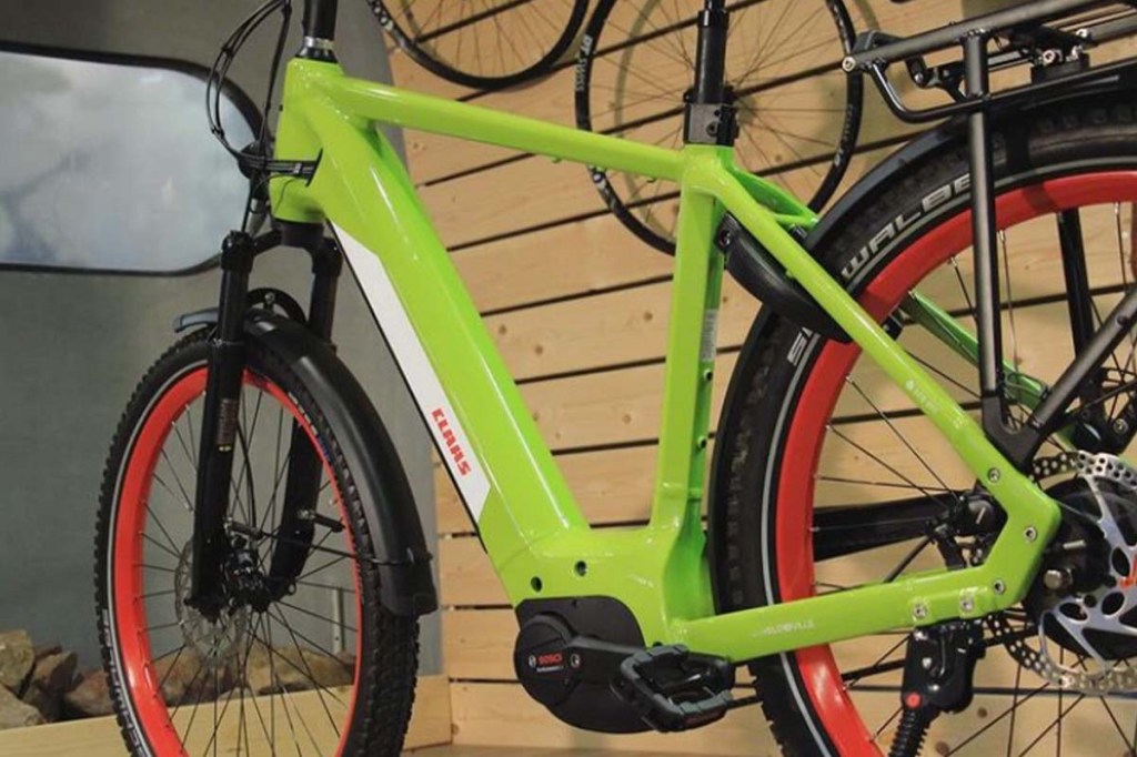 Grünes E-Bike auf einem Aufsteller, Nahaufnahmen Rahmen