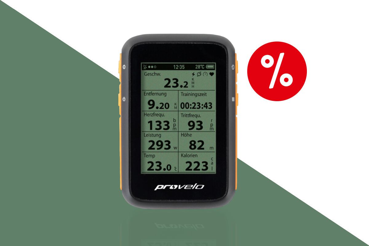 Ein Fahrradcomputer neben einem roten Prozentzeichen vor einem weiß-grünen Hintergrund.