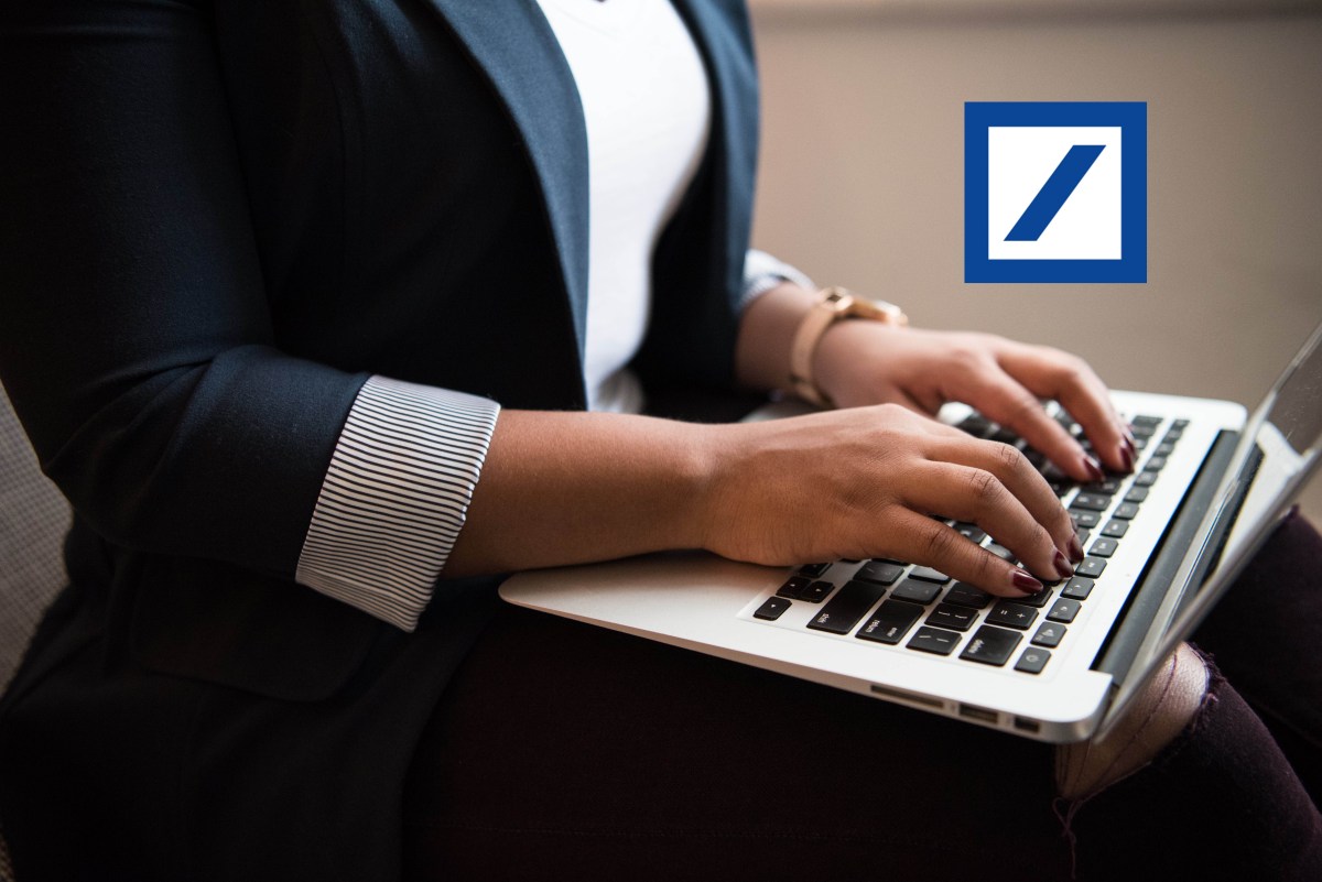 Eine Person tippt auf einem Laptop, daneben ist ein Logo der Deutschen Bank zu sehen.
