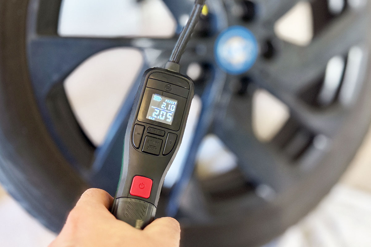 Elektrische Akku-Luftpumpen im Test – für Fahrrad, Auto, Motorrad - BIKE  BILD