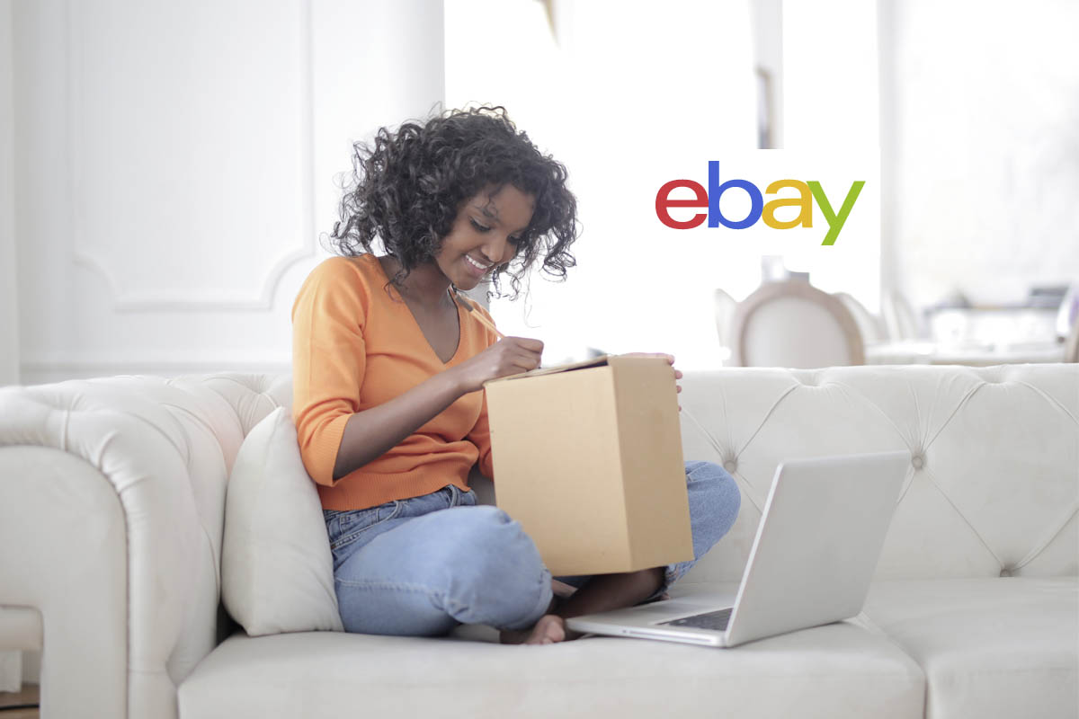 Eine Frau packe ein Päckchen, daneben ist das eBay-Logo zu sehen