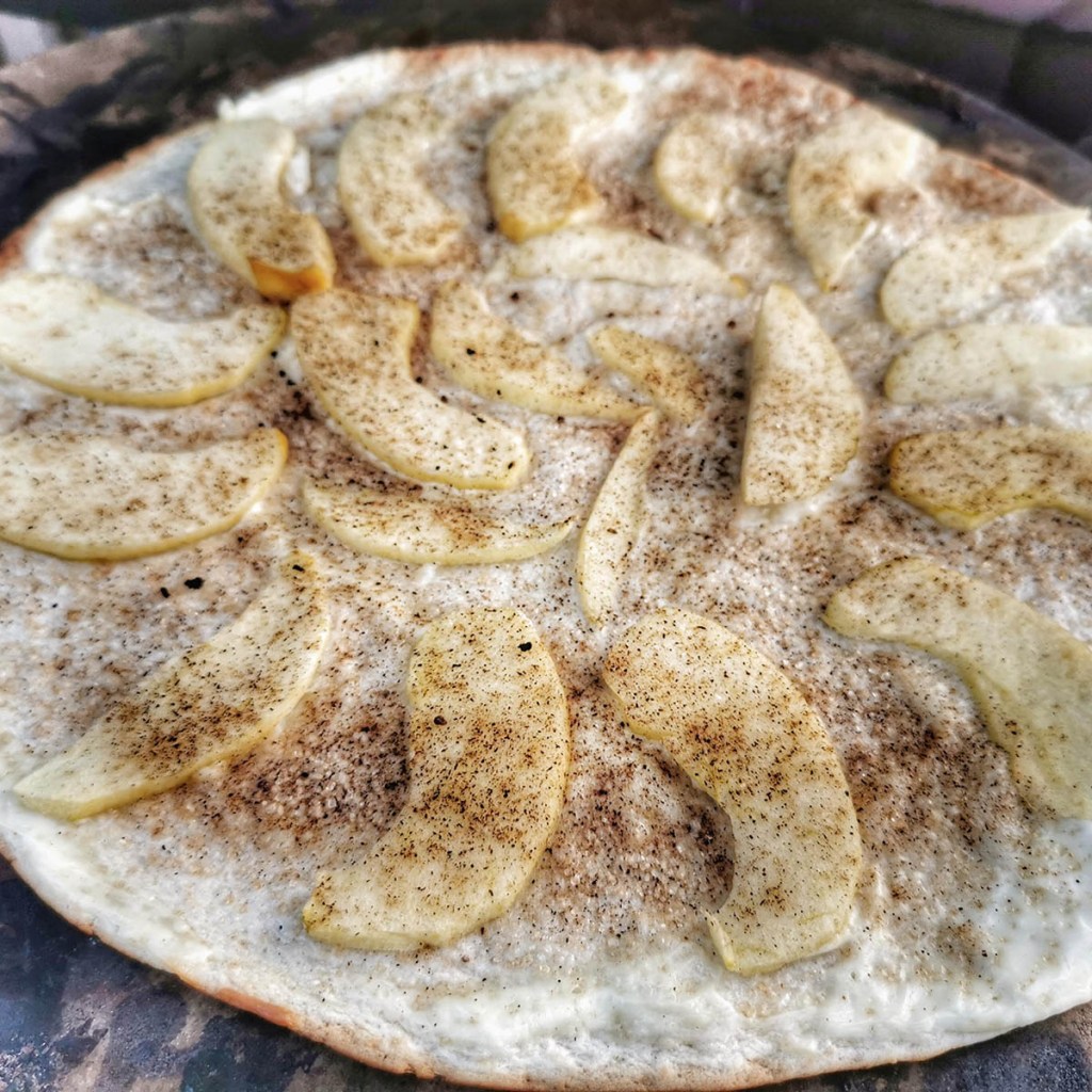 Flammkuchen mit Apfelspalten, Zucker und Zimt