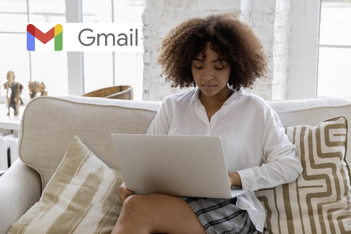 Eine Frau sitzt mit dem Laptop auf dem Sofa. Daneben ist ein Gmail-Logo zu sehen.