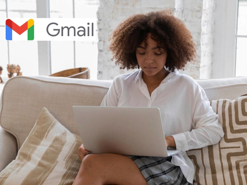 Eine Frau sitzt mit dem Laptop auf dem Sofa. Daneben ist ein Gmail-Logo zu sehen.