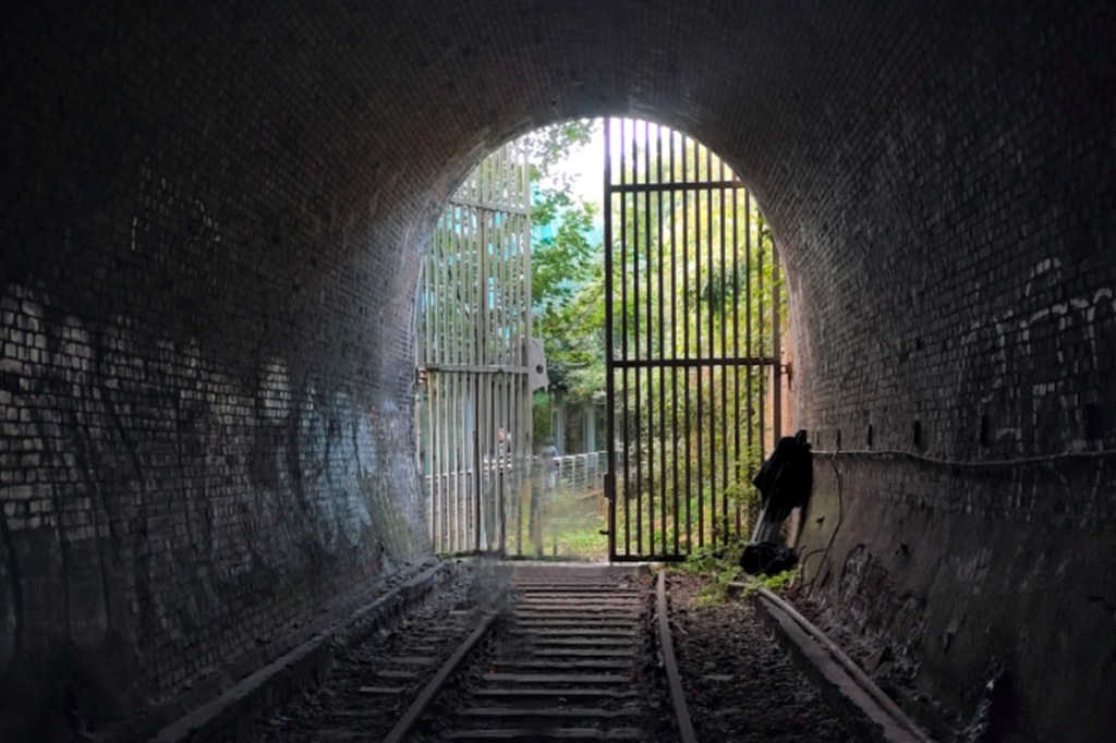 Ein Foto vom selben dunklen Tunnel, aber die Frau wurde wegretuschiert.