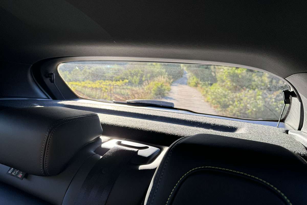 Blick durch Heckfenster bei E-Auto Peugeot E-308.