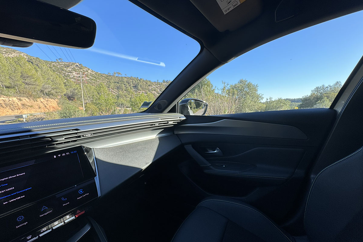 Blick durch Windschutzscheibe und Seitenfenster (Beifahrer) bei E-Auto Peugeot E-308.
