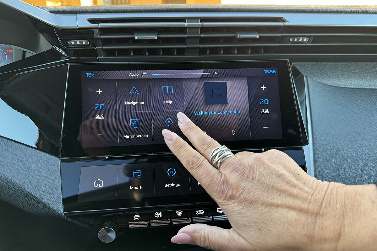 Einstellungen bei Infotainment-Display bei E-Auto Peugeot E-308. 