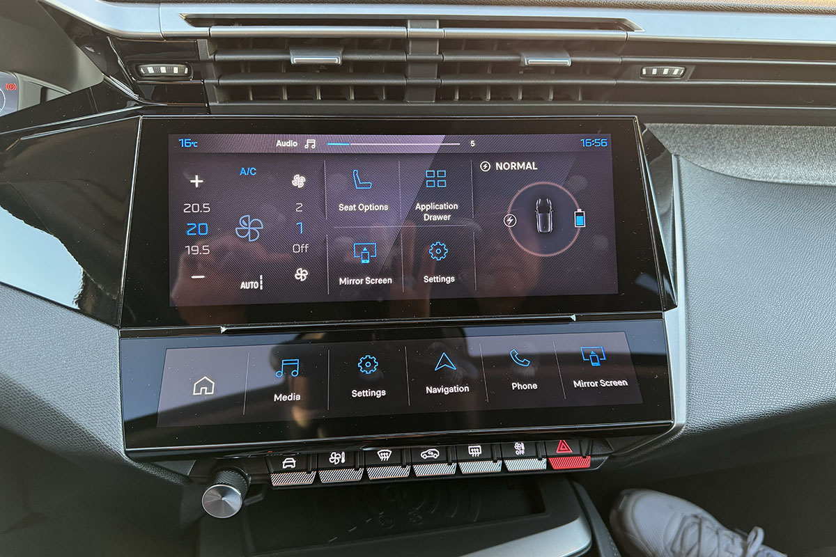 Infotainment-Display bei E-Auto Peugeot E-308.