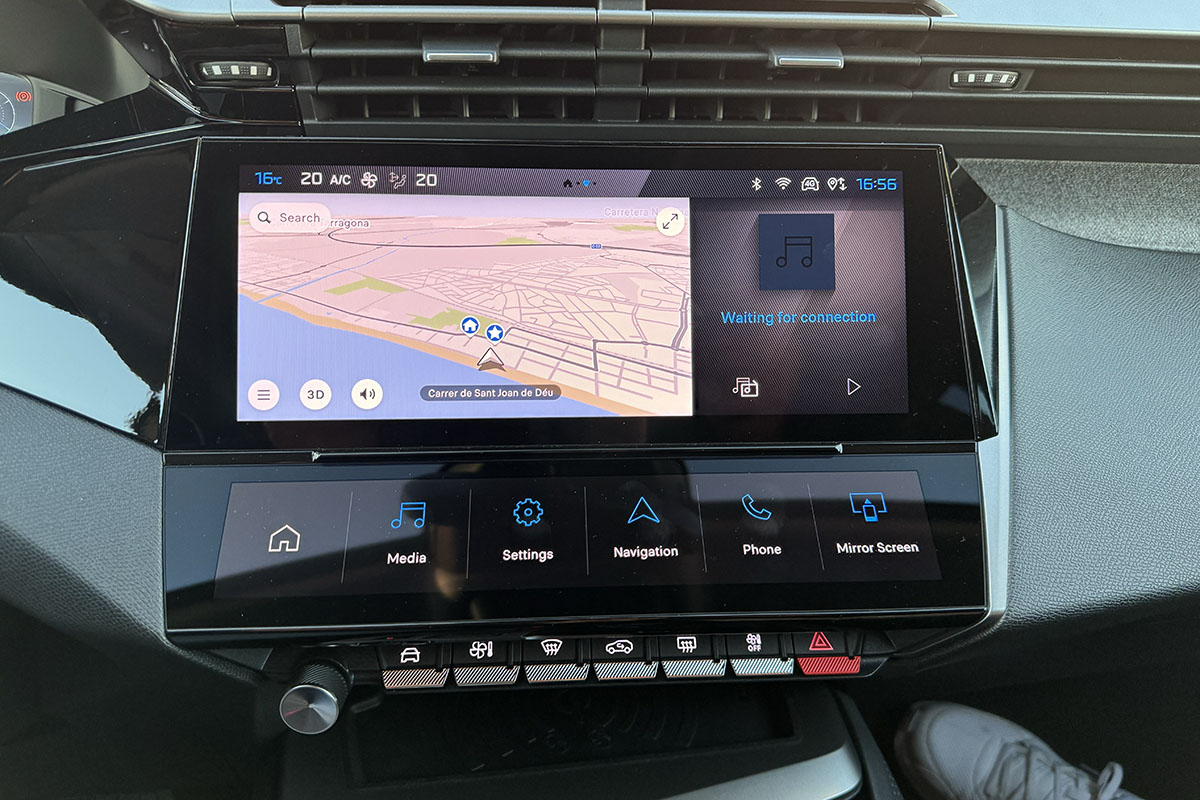 Infotainment-Display bei E-Auto Peugeot E-308 mit Navigation in der Anzeige.