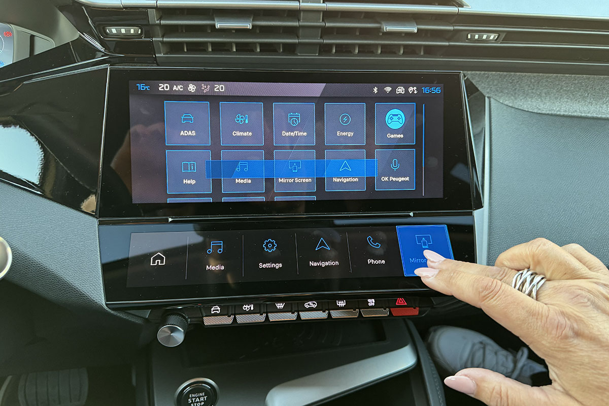 Einstellungen bei Infotainment-Display bei E-Auto Peugeot E-308.