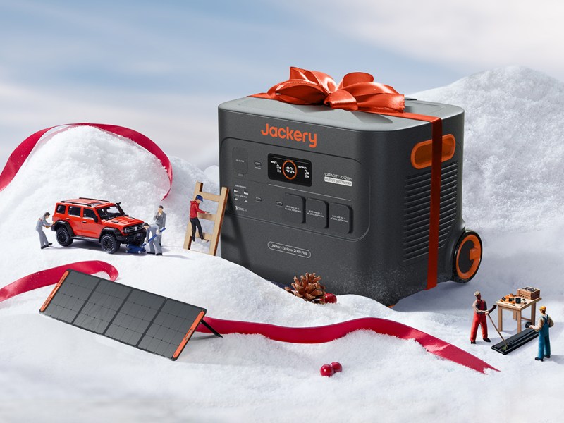 Ein Jackery Explorer mit Weihnachtsschleife in Kunstschnee