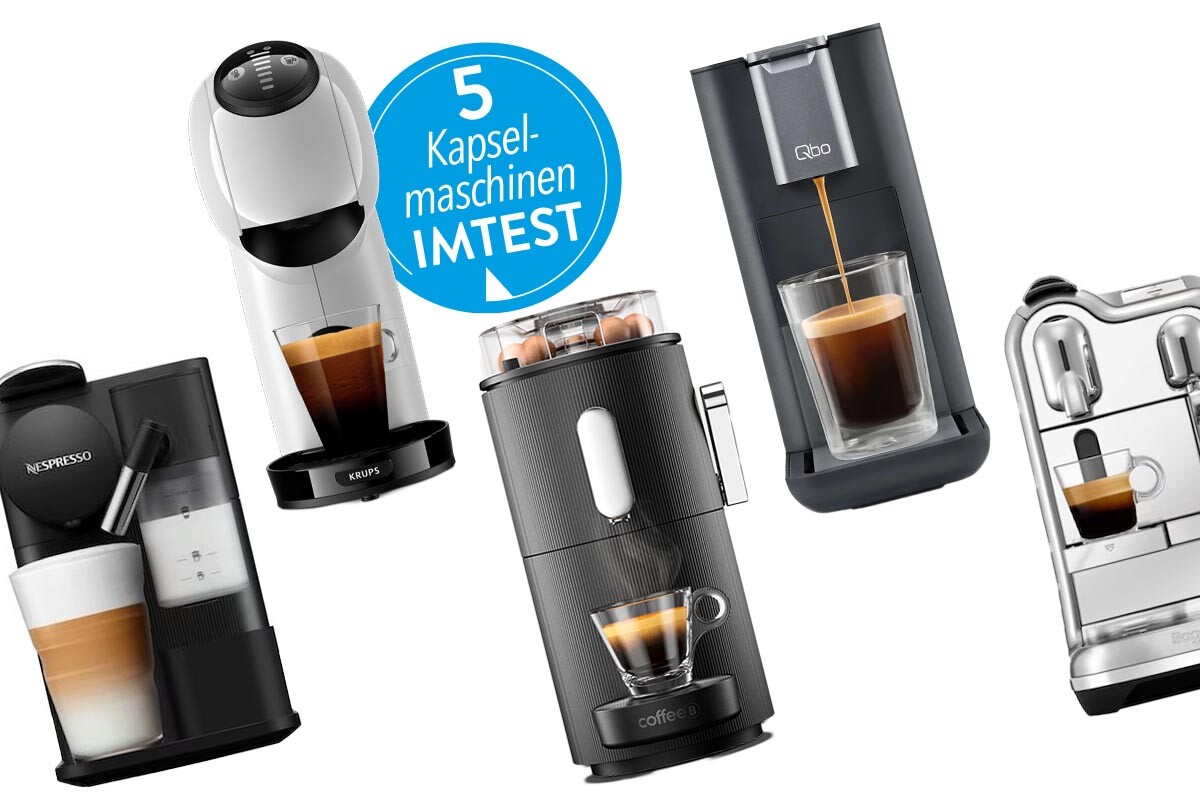 Die 5 Kapselmaschinen des Testfelds auf weißem Hintergrund. ein blauer Button trägt die Aufschrift 