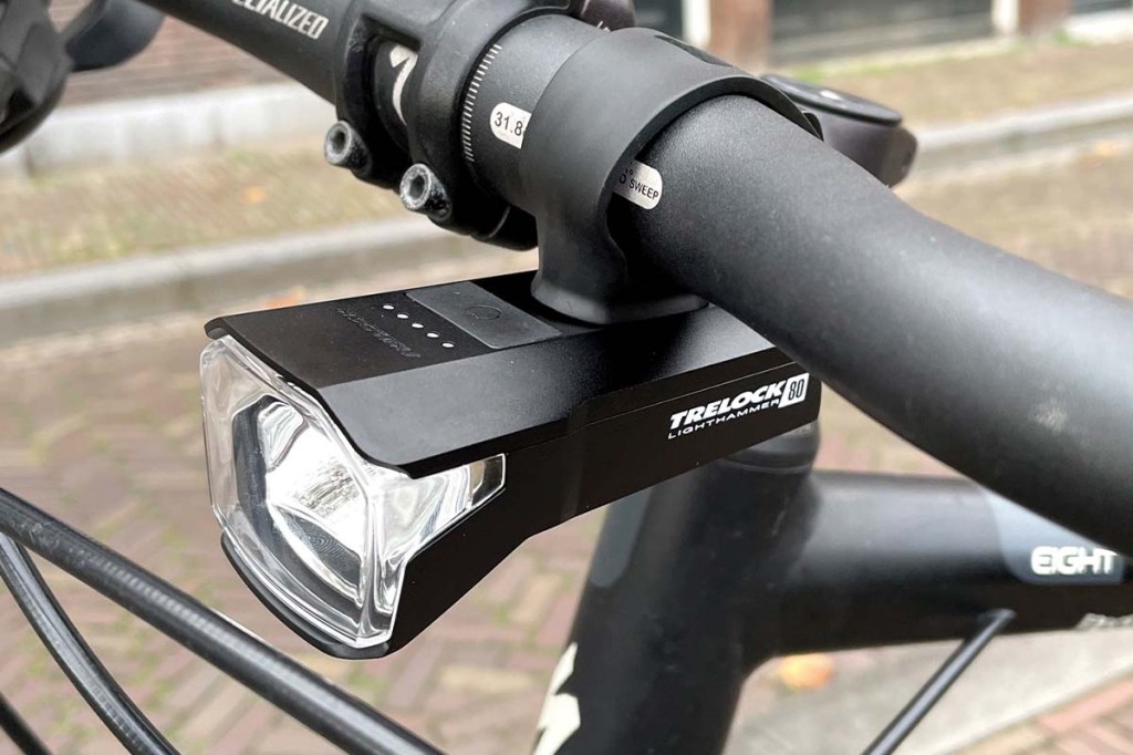 Nahaufnahme Fahrradlicht, welches unter dem Lenker montiert ist