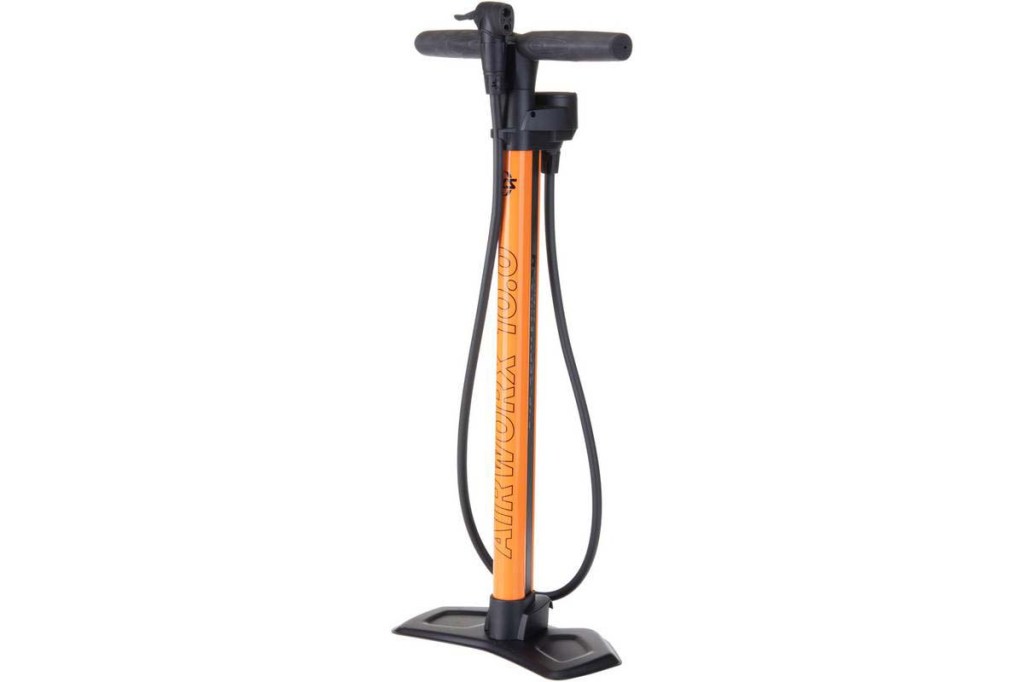 Produktshot einer orangenen Standluftpumpe für Fahrräder