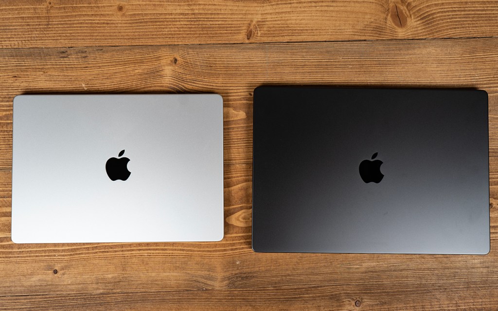 Die neuen Apple Macbook Pro mit M3-Chip nebeneinander zugeklappt von oben fotografiert.