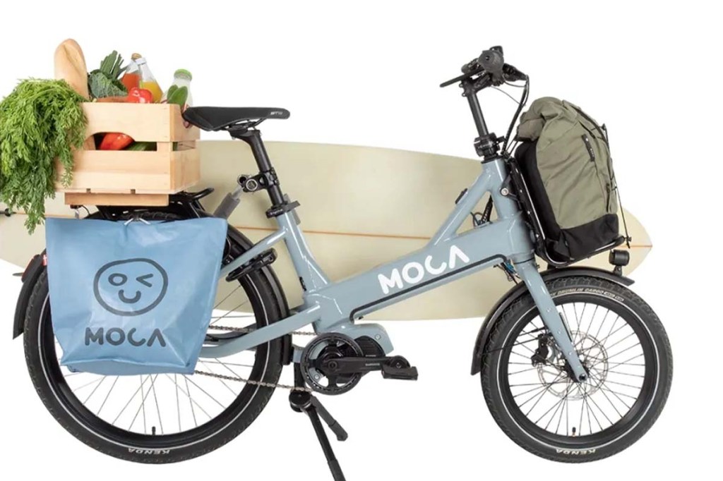 Productshot kompaktes Cargo-Bike, voll beladen mit Taschen und Surfbrett