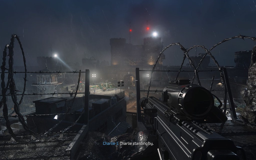Screenshot aus Modern Warfare 3. Eine dunkle Gefängnisanlage mit mittelalterlichen Wachtürmen bei Nacht. Flutlichter beleuchten den Hof.