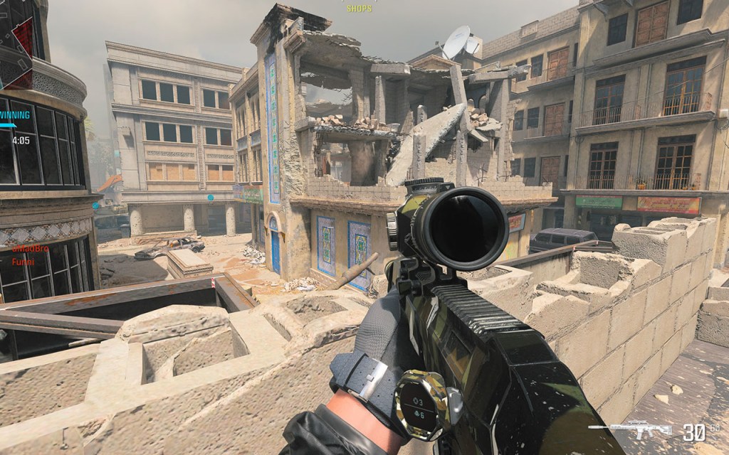 Screenshot aus Modern Warfare 3. Der Spieler blickt auf ein zerstörtes Haus.