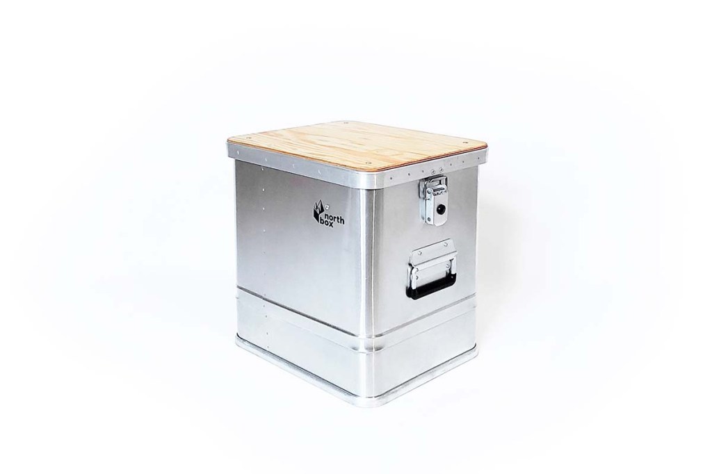 Trenntoilette in einer Alubox mit Holzdeckel