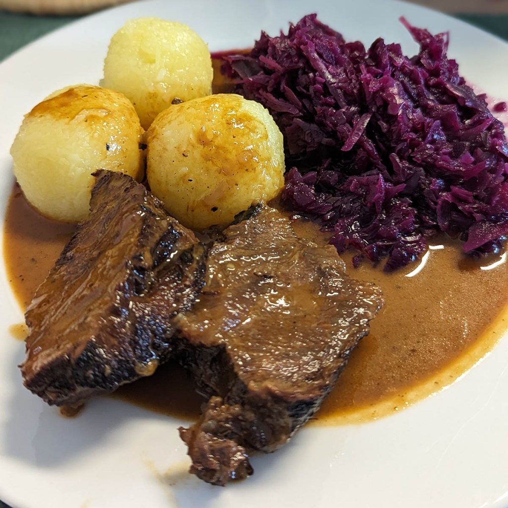 Ochsenbäckchen mit Rotkohl und Klößen