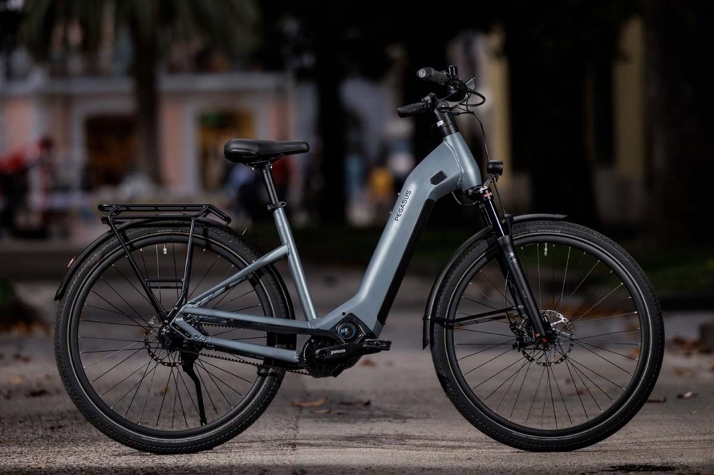 E-Bike auf einem Gehweg stehend, im Hintergrund sieht man verschwommen eine Häuserfassade