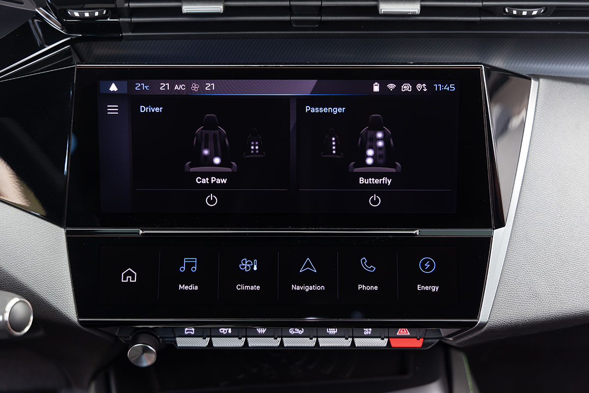Das 10 Zoll große Infotainment-Display bei E-Autos Peugeot E-308 in Detailansicht mit Anzeige zur Einstellung der Massagefunktionen für den Fahrer- und den Beifahrersitz.