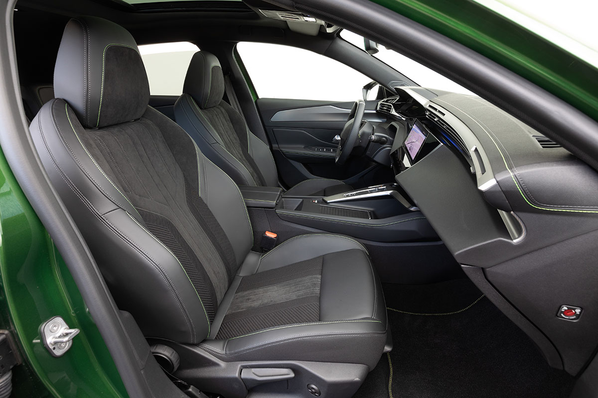 Blick ins Cockpit bei geöffneter Beifahrertür bei E-Auto Kombi Peugeot E-308 SW.
