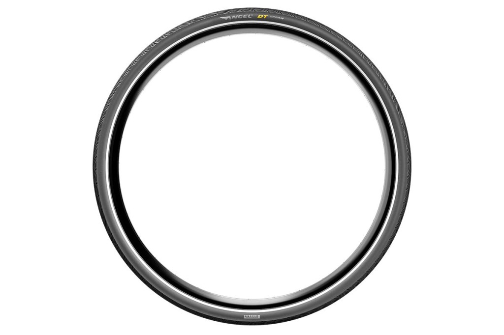Productshot Fahrradreifen von der Seite auf weißem Hintergrund