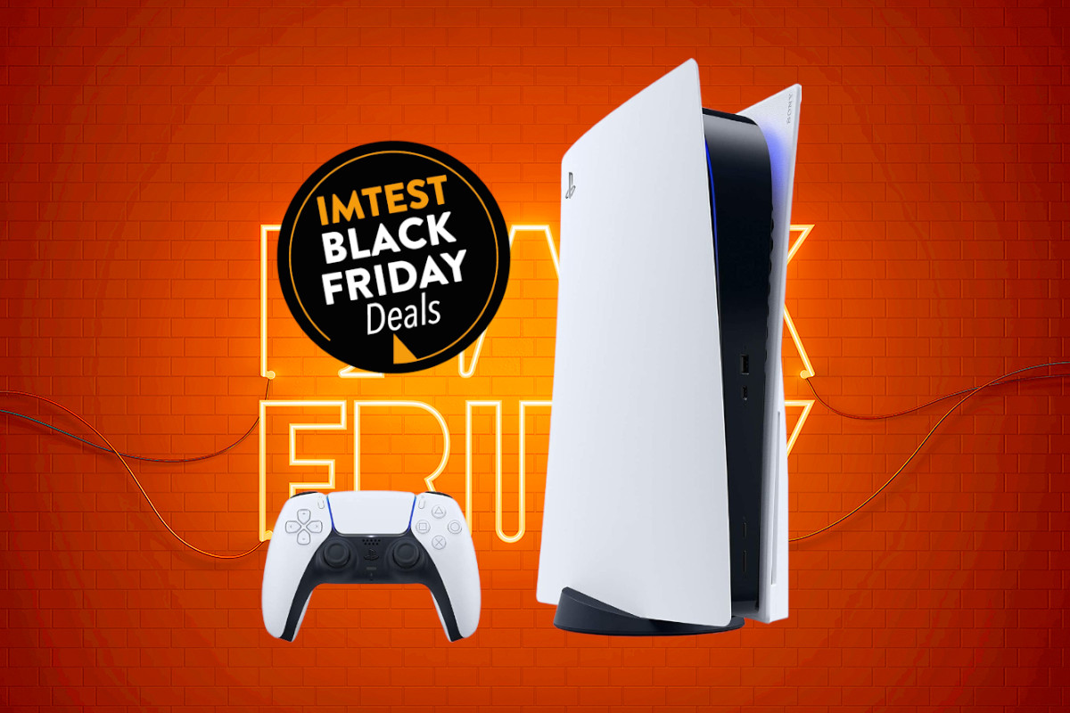 Weiße Schwarze Playstation 5 rechts schräg von der vorne, links daneben unten ein passender Controller vor orange gelben Hintergrund mit schwarzem Button mittig "IMTEST Black Friday Deals"