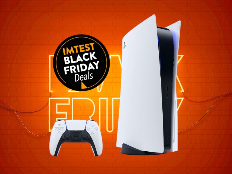 Weiße Schwarze Playstation 5 rechts schräg von der vorne, links daneben unten ein passender Controller vor orange gelben Hintergrund mit schwarzem Button mittig "IMTEST Black Friday Deals"