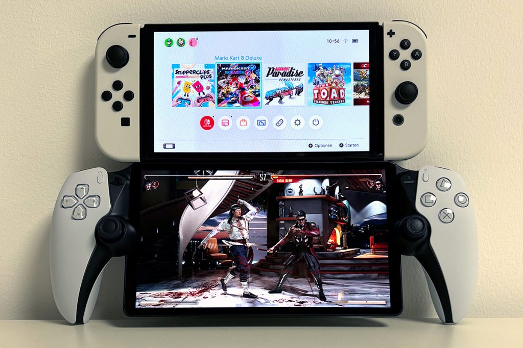 Das PS5-Handheld PlayStation Portal Remote Player unten, und darüber eine Nintendo Switch OLED zum Vergleich.