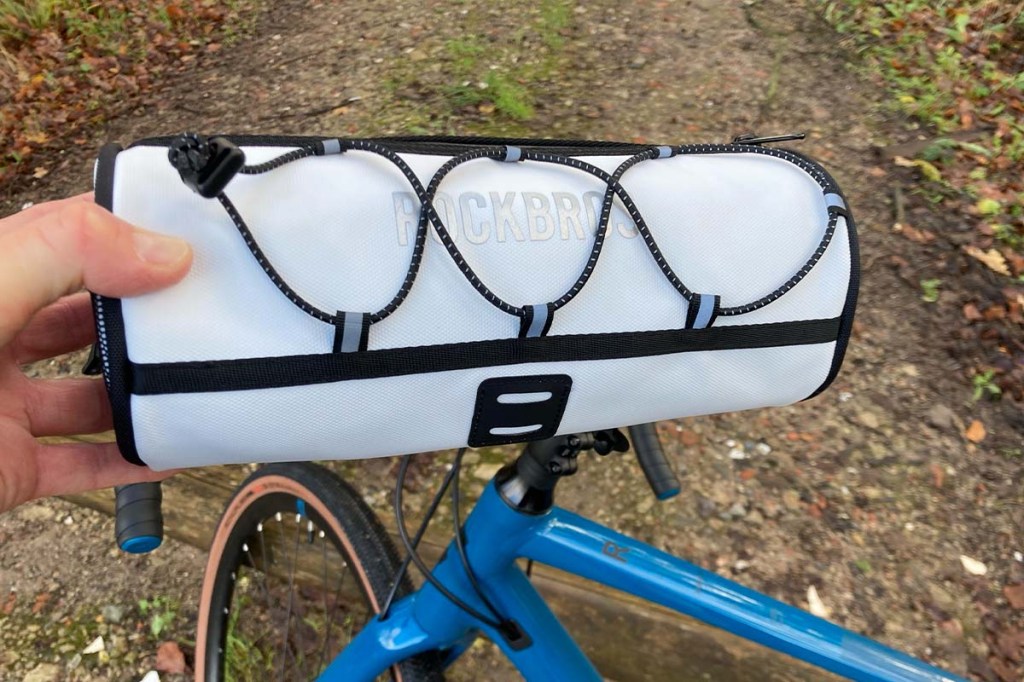 Nahaufnahme Fahrradtasche, in Hintergrund sieht man ein FAhrrad im Anschnitt