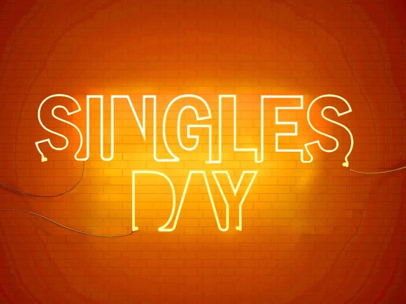 Orangener Hintergrund mit gelb leuchtender Schrift in der Mitte "Singles Day"