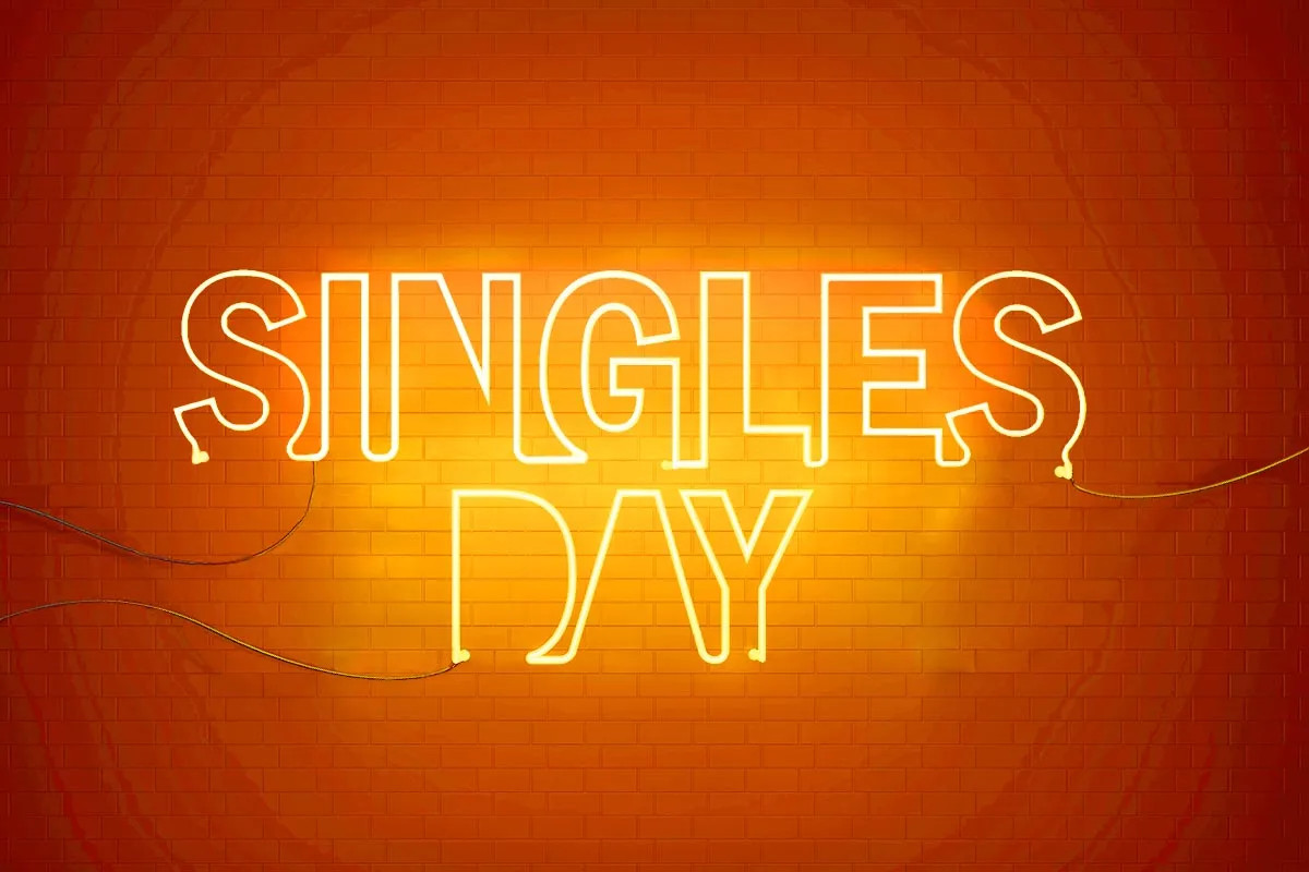 Orangener Hintergrund mit gelb leuchtender Schrift in der Mitte "Singles Day"