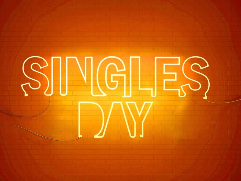 Orangener Hintergrund mit gelb leuchtender Schrift in der Mitte "Singles Day"