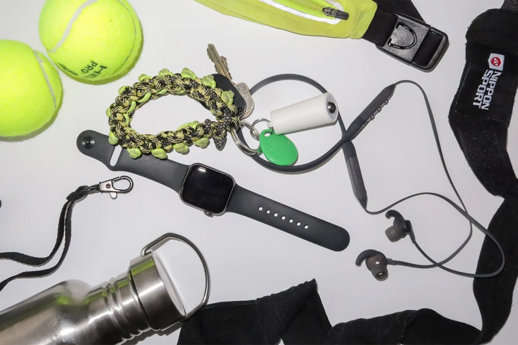 Typischer-Tascheninhalt: Schlüssel, Tennisbälle, Trinkflasche, Earpods und das Sirène-Warngerät.