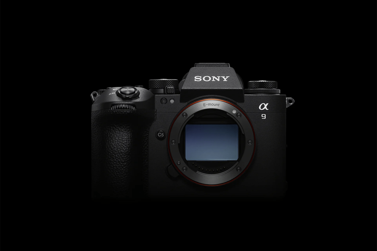 Die Sony Alpha 9 III vor schwarzem Hintergrund.