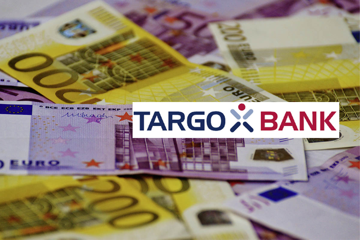 Das Logo der Targobank mit 200- und 500-Euro-Scheinen