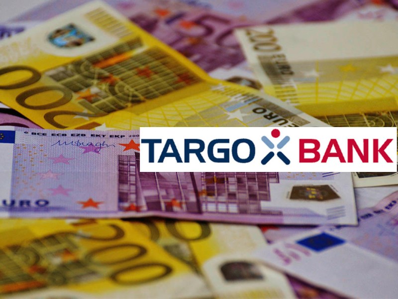 Das Logo der Targobank mit 200- und 500-Euro-Scheinen