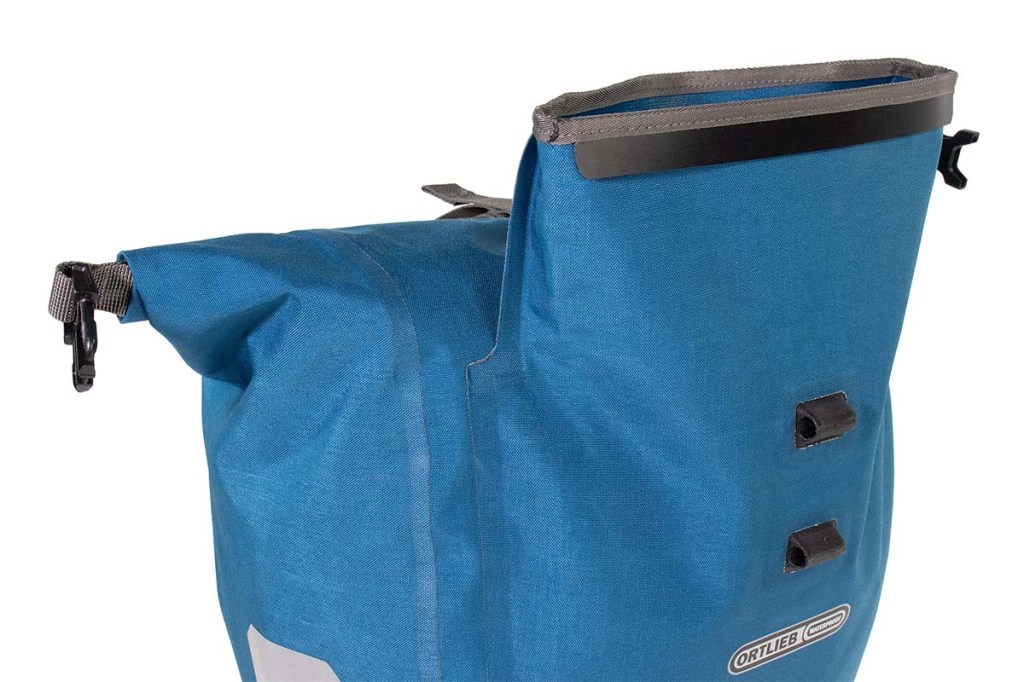 Productshot , Seitenansicht einer blauen Fahrradtasche