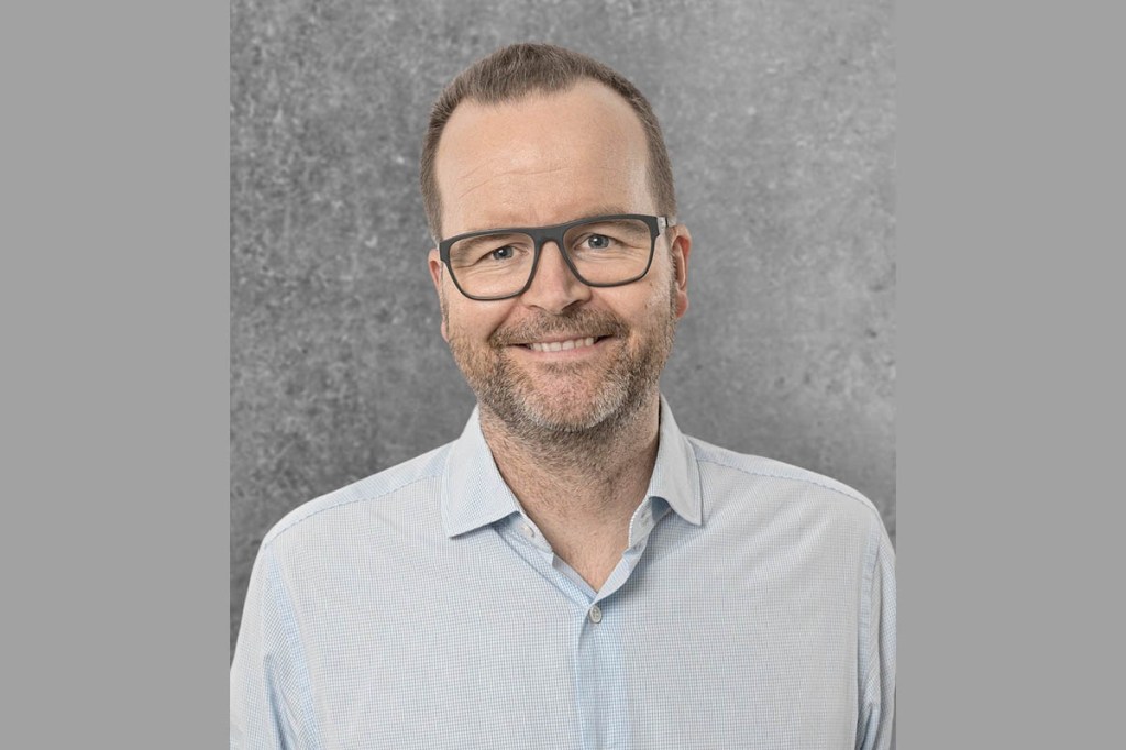 Tim Seewöster mit Brille und Hemd