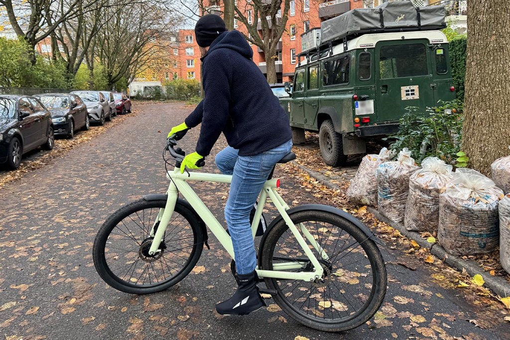 Nahaufnahme Mann mit E-Bike dreht eine Kurve auf einer Straße